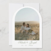 Salbeigrüne florale Boho-Botanical-Bogenhochzeit Einladung (Rückseite)