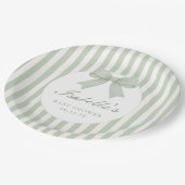 Salbeigrüne gestreifte Babyparty  Pappteller (Schrägansicht)