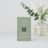 Salbeigrüne Kalligrafie Erfasse die Liebe QR-Code Begleitkarte (Stehend Vorderseite)