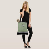 Salbeigrüne Monogrammstreifen Personalisiert Tasche (Am Model)