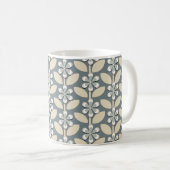 Salbeigrüne Retro-Blumen Kaffeetasse (VorderseiteRechts)
