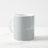 Salbeigrüne stilvolle Monogramm-Signatur-Schriftzu Kaffeetasse (Vorderseite Links)