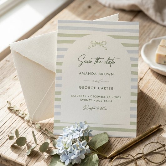 Salbeigrüne Streifen-Bogen-Hochzeit Einladung