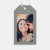 Salbeigrüner klassischer Kranz Monogramm Foto Hoch Geschenkanhänger (Rückseite)