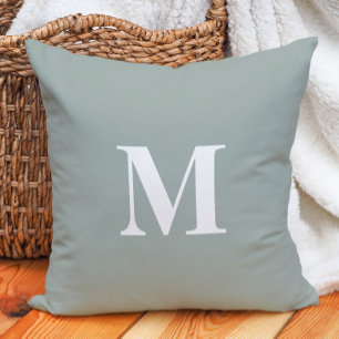 Salbeigrünes modernes Farmhouse-Monogramm Kissen