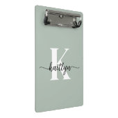 Salbeigrünes Schriftmonogramm Mini Klemmbrett (Schrägansicht)