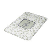 Salbeigrünes Wasserfarben-Monogramm Chic Olivenmus Badematte (Schrägansicht)