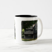 Salem-Hexe-Haus-Tasse Zweifarbige Tasse (VorderseiteRechts)