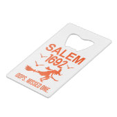 Salem Hexenprozesse 1692 Oops die fehlende Hälfte Geldbeutel Flaschenöffner (Vorderseite Schrägansicht)