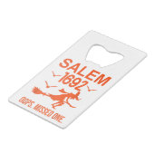 Salem Hexenprozesse 1692 Oops die fehlende Hälfte Geldbeutel Flaschenöffner (Rückseite Schrägansicht)