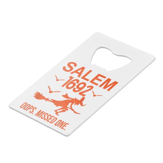 Salem Hexenprozesse 1692 Oops die fehlende Hälfte Geldbeutel Flaschenöffner (Rückseite Schrägansicht)