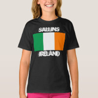 Sallins, Irland mit irischer Flagge Kinder