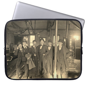Saloon Bar Innenraum Männer Männerhöhle 1890er Fot Laptopschutzhülle