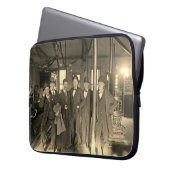 Saloon Bar Interior Men Man Cave 1890er Foto Pub Laptopschutzhülle (Vorderseite Links)