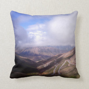 Salta Gebirgsserpentin-Straße mit tiefen Wolken Kissen