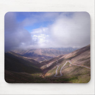 Salta Gebirgsserpentin-Straße mit tiefen Wolken Mousepad
