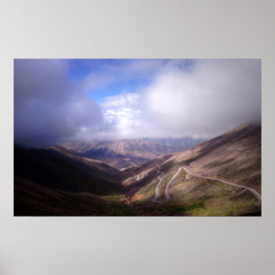 Salta Gebirgsserpentin-Straße mit tiefen Wolken Poster