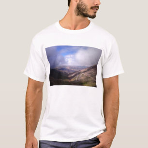 Salta Gebirgsserpentin-Straße mit tiefen Wolken T-Shirt