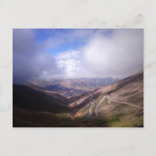 Salta Mountain Serpentine Road mit niedrigen Wolke Postkarte