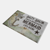 Salty Sailor And A Beautiful Mermaid Live Here Fußmatte (Schrägansicht)