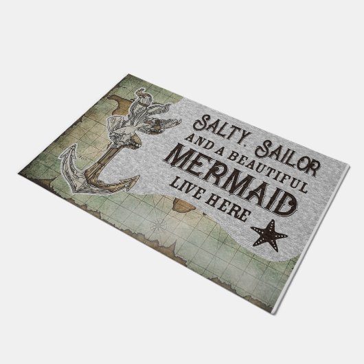 Salty Sailor And A Beautiful Mermaid Live Here Fußmatte (Schrägansicht)