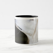 Saluki, das oben schaut zweifarbige tasse (Mittel)