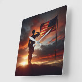Saluting American Soldier Quadratische Wanduhr (Winkel)