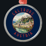Salzburg Österreich Retro Distressed Circle Ornament Aus Metall<br><div class="desc">Salzburger Retrovektor-Reisedesign. Salzburg ist eine österreichische Stadt an der Grenze zu Deutschland mit Blick auf die Ostalpen. Die Stadt wird durch die Salzach geteilt,  mit mittelalterlichen und barocken Gebäude der FußgängerAltstadt an ihrem links Ufer,  gegenüber der Neustadt aus dem 19. Jahrhundert auf der rechten Seite.</div>