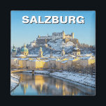 Salzburg Österreich - Urlaub Winter Magnet<br><div class="desc">Salzburg ist eine Stadt von zeitloser Schönheit, eingebettet zwischen den dramatischen Alpen und der Salzach. Bekannt als Geburtsort von Wolfgang Amadeus Mozart, strahlt es ein reichhaltiges musikalisches Erbe aus, das das ganze Jahr über durch Festivals und Konzerte gefeiert wird. Das historische Zentrum der Stadt, ein UNESCO-Weltkulturerbe, ist ein Meisterwerk der...</div>