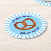 Salzige Brezel - Snacks auf blau und weiß Runder Pappuntersetzer (Angewinkelt)