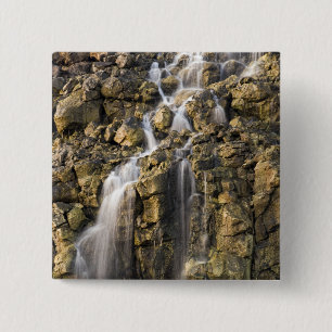 Salzlösungsfälle vom vulkanischen Felsen fallen Button