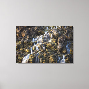 Salzlösungsfälle vom vulkanischen Felsen fallen Leinwanddruck