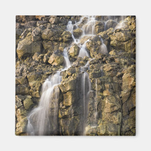 Salzlösungsfälle vom vulkanischen Felsen fallen Magnet