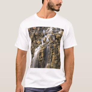 Salzlösungsfälle vom vulkanischen Felsen fallen T-Shirt