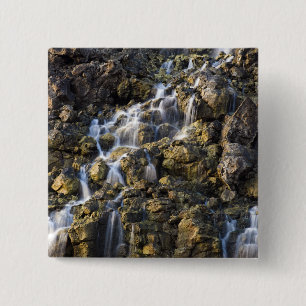 Salzlösungsfälle vom vulkanischen Felsen lassen Button