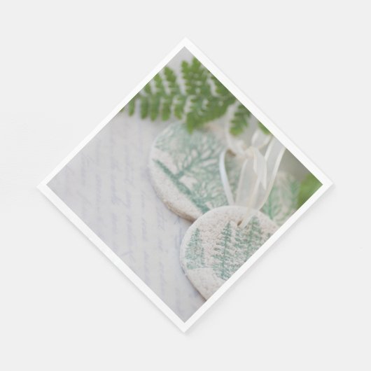 Salzteigbaumschmuck auf Vintagen Buchstaben Serviette (Ecke)