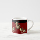 Samenkapseln auf einer Espresso-Tasse Espressotasse (Rechts)