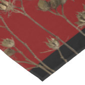 Samenschoten auf einer Tischdecke (Schrägansicht)