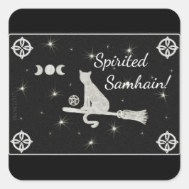 Samhain Magick Cat auf Broom Black and White Quadratischer Aufkleber