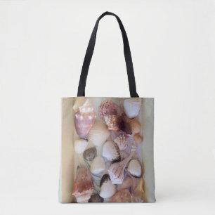 Sammlung von Muscheln auf einem Totbeutel Tasche