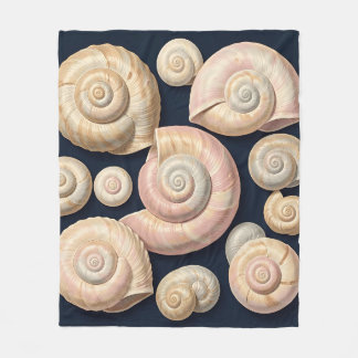 Sammlung von spiralförmigen Meeresschnecken Beige Fleecedecke