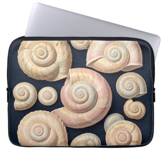 Sammlung von spiralförmigen Meeresschnecken Beige Laptopschutzhülle