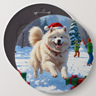 Samojede läuft im Schnee mit Weihnachtsmütze Button