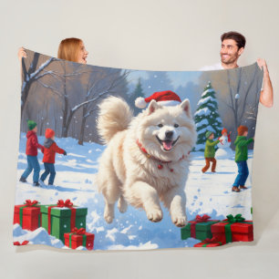 Samojede läuft im Schnee mit Weihnachtsmütze Fleecedecke