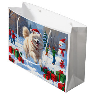 Samojede läuft im Schnee mit Weihnachtsmütze Große Geschenktüte
