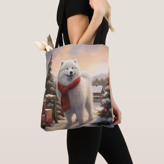 Samoyed Dog in Schneehochweihen Tasche (Von Nahem)