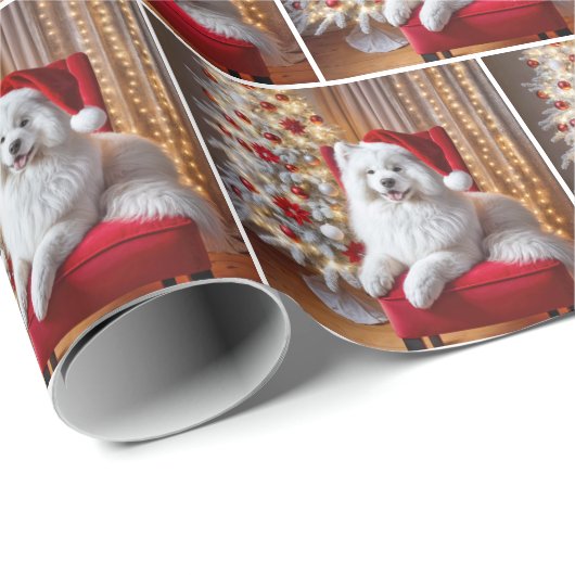 Samoyed Hund trägt einen Weihnachtshut Geschenkpapier (Rolleneckpunkt)