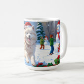 Samoyed Running in Snow mit Weihnachtshut Kaffeetasse (VorderseiteRechts)