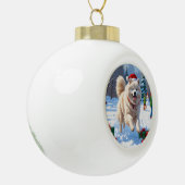 Samoyed Running in Snow mit Weihnachtshut Keramik Kugel-Ornament (Links)