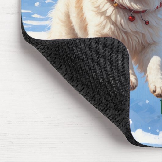 Samoyed Running in Snow mit Weihnachtshut Mousepad (Ecke)